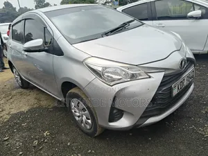Toyota Vitz 2017 Silver