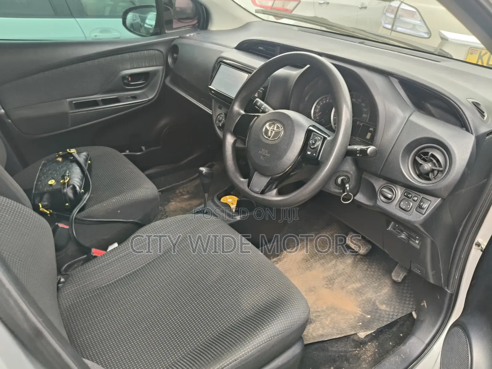 Toyota Vitz 2017 Silver