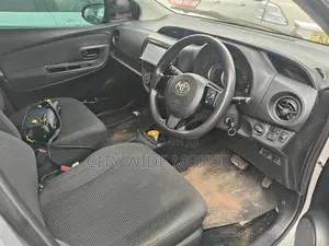 Toyota Vitz 2017 Silver
