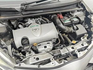 Toyota Vitz 2017 Silver