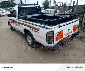 Toyota Hilux 2000 White