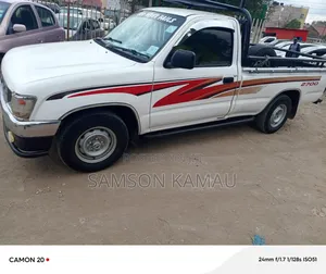 Toyota Hilux 2000 White