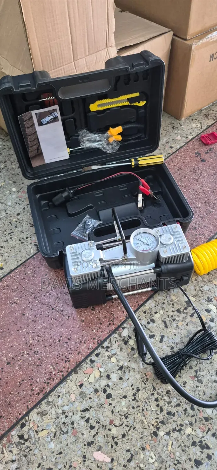 Air Compressor Single Cylinder Dera Adds Pressure to Tires.