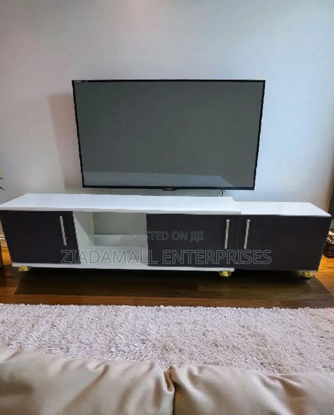 Tokyo Modern Tv Console – Expandable Design for Contemporary Living
