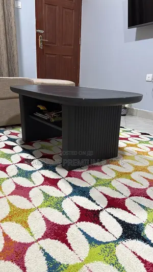 Elegant Coffee Table – Modern Design