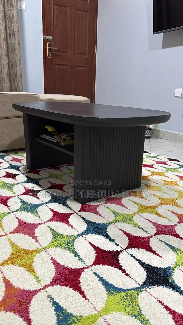 Elegant Coffee Table – Modern Design
