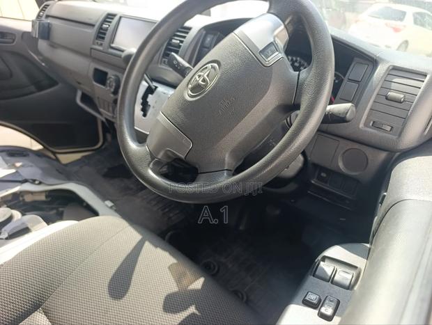 Toyota Regius 2019 White - thumbnail 2
