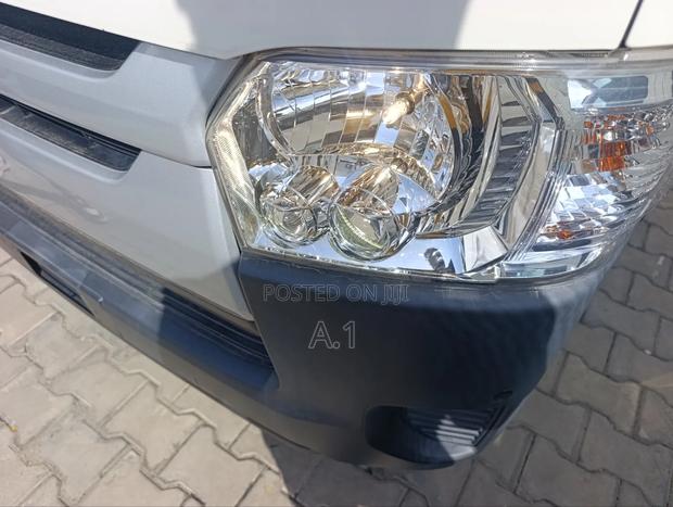 Toyota Regius 2019 White - thumbnail 3