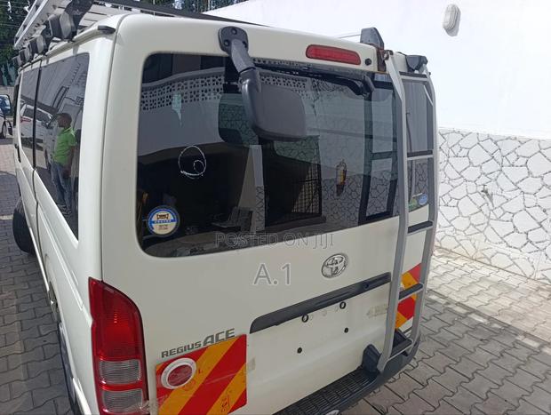 Toyota Regius 2019 White - thumbnail 4