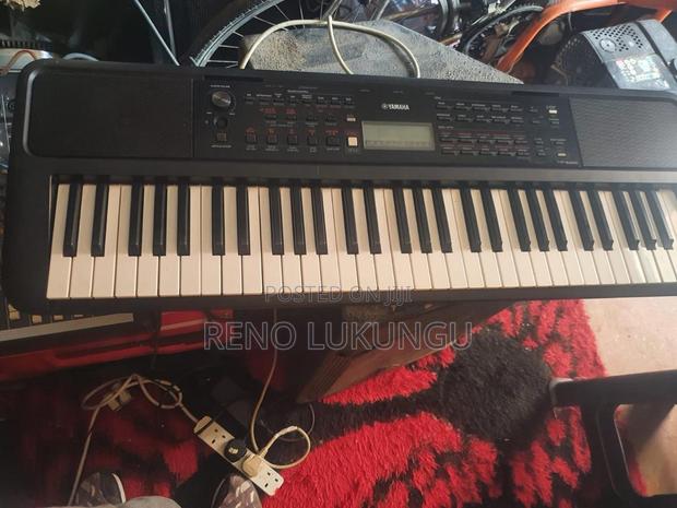 Yamaha PSR E383