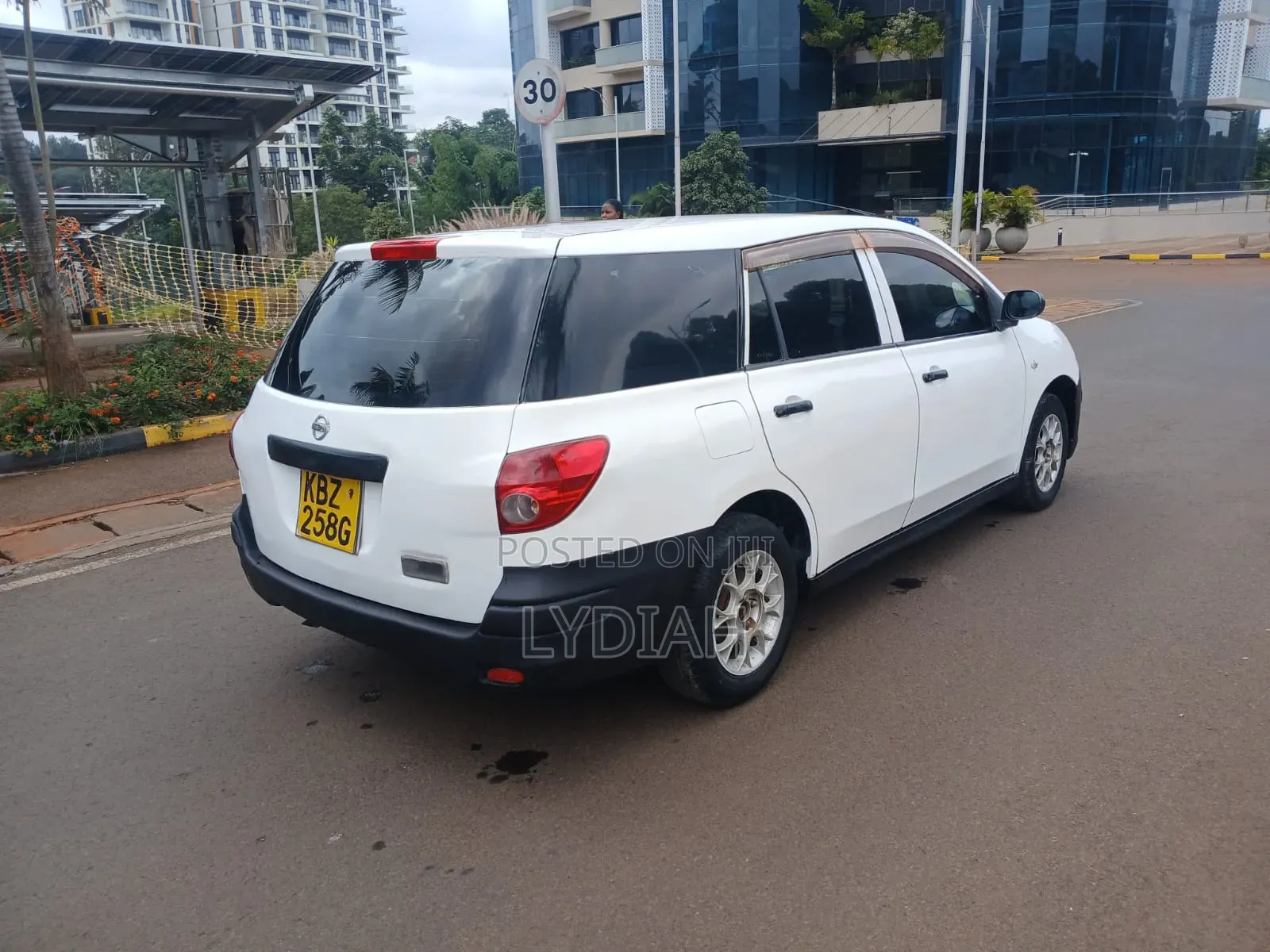 Nissan Advan 2006 White