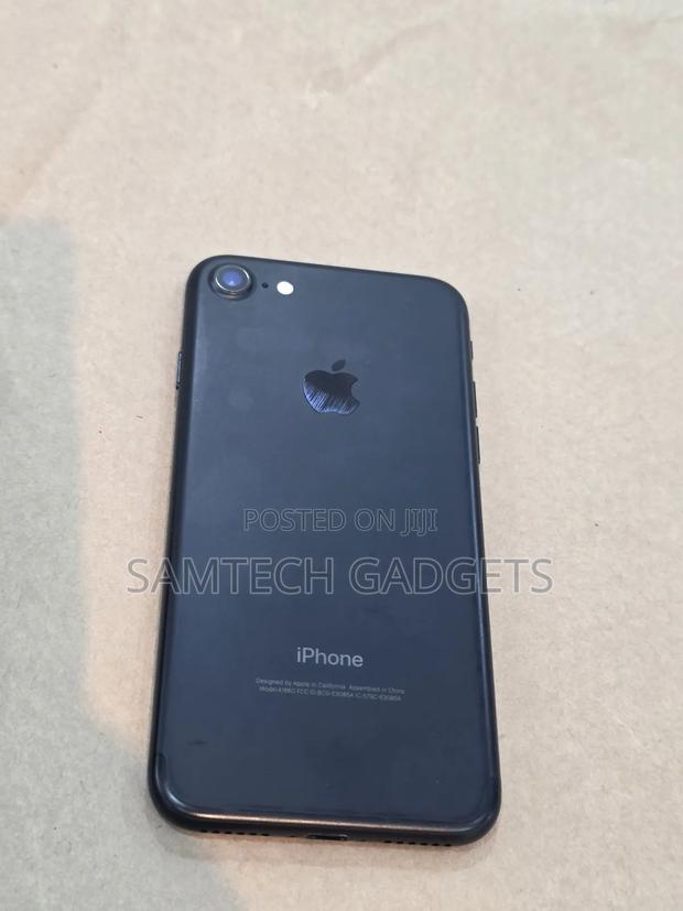 Apple iPhone 7 32 GB Black - main view