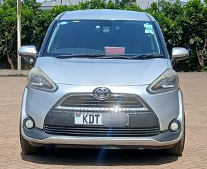 Toyota Sienta 2018 Silver