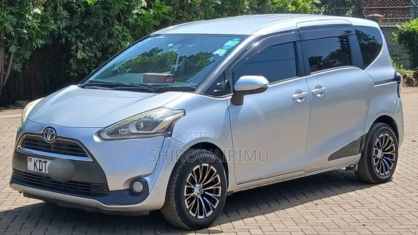 Toyota Sienta 2018 Silver