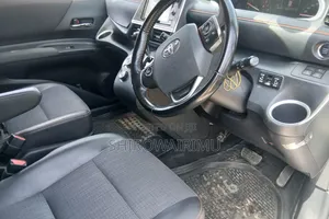 Toyota Sienta 2018 Silver