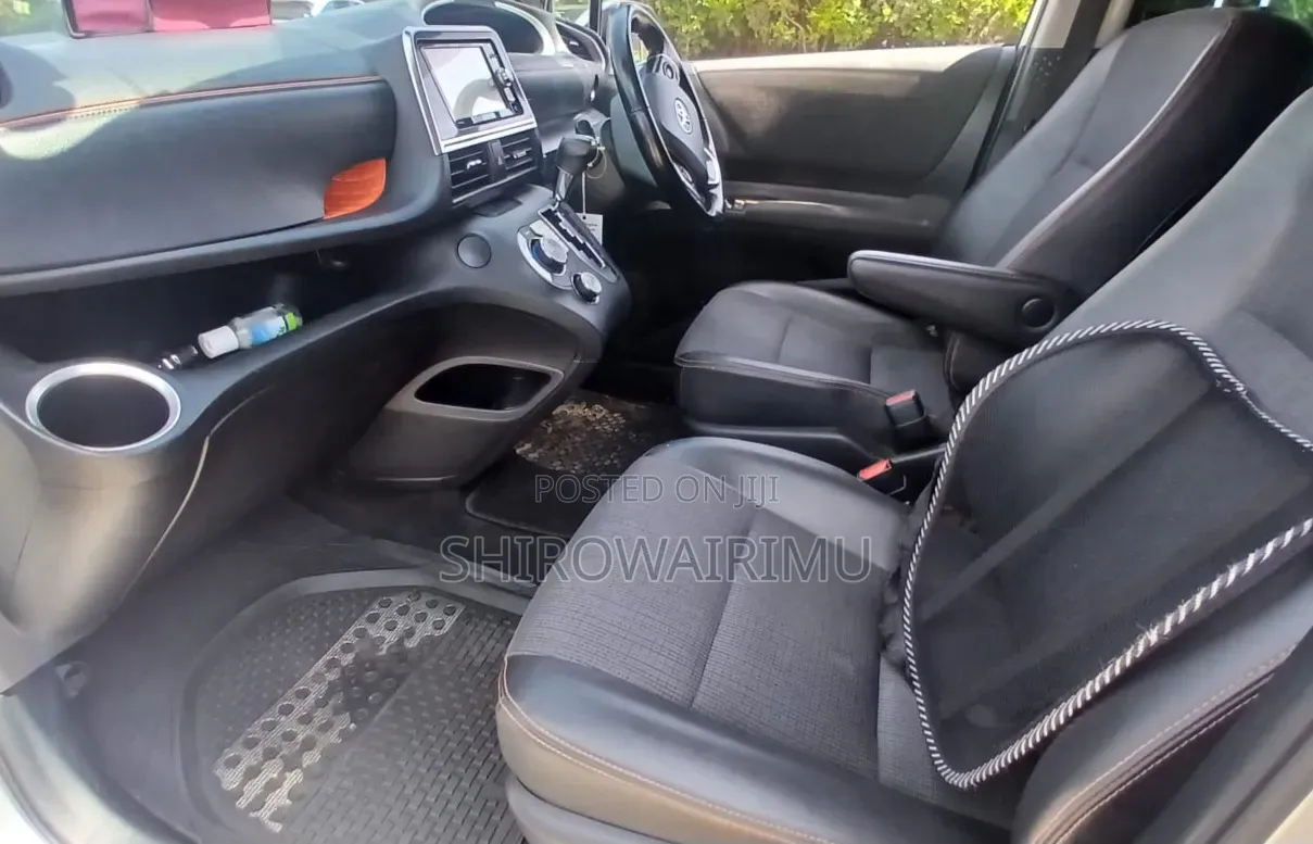 Toyota Sienta 2018 Silver