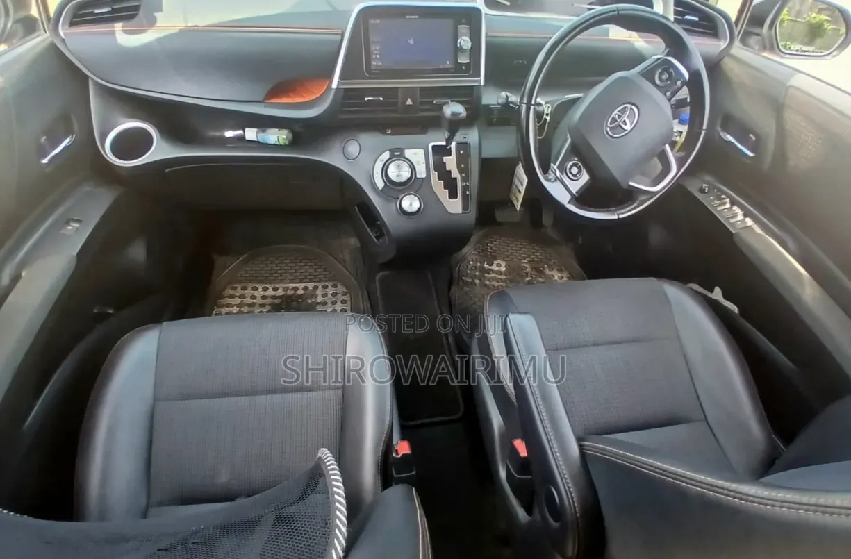 Toyota Sienta 2018 Silver