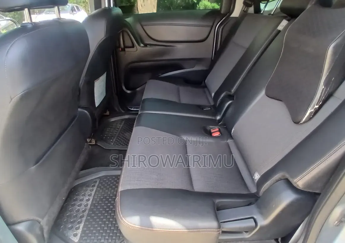 Toyota Sienta 2018 Silver