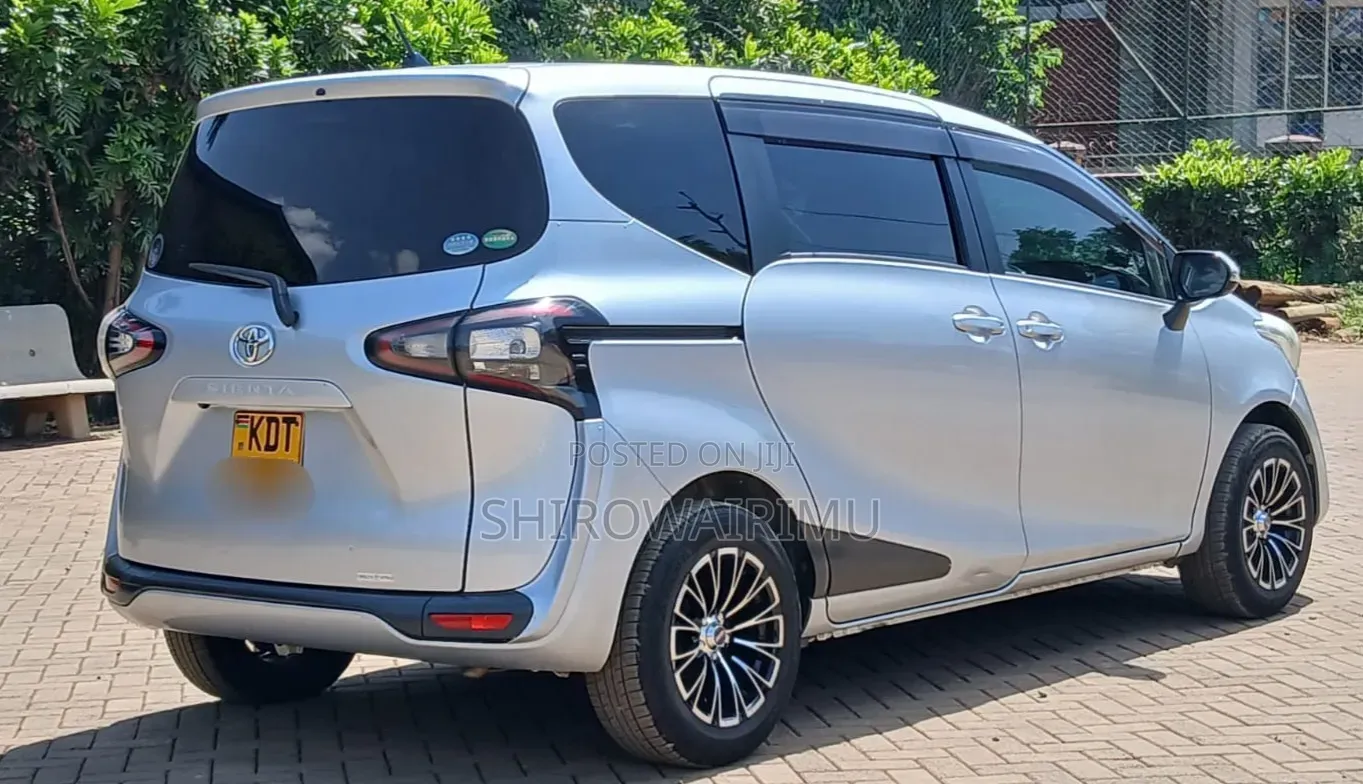 Toyota Sienta 2018 Silver