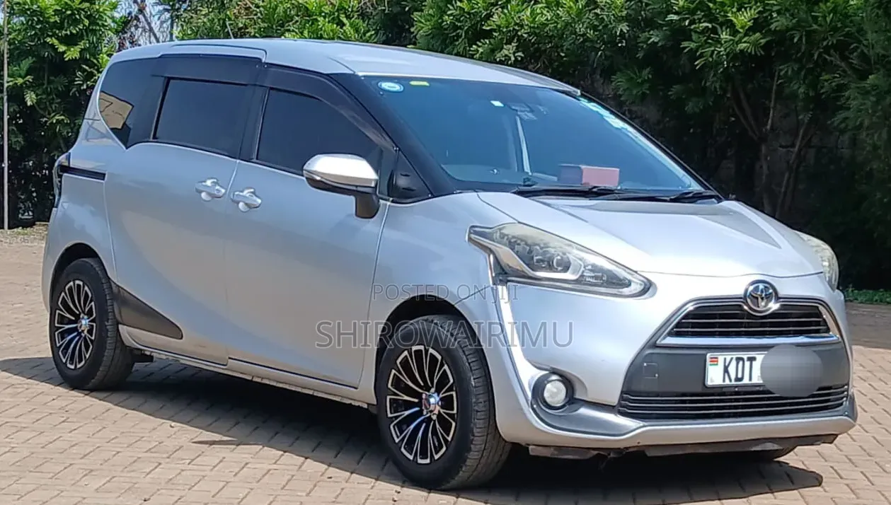 Toyota Sienta 2018 Silver