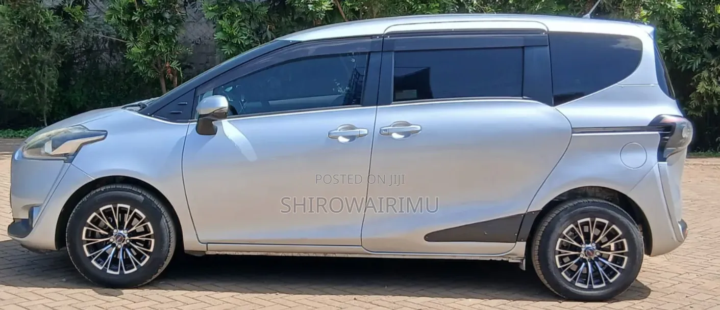 Toyota Sienta 2018 Silver