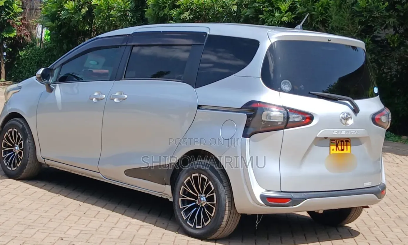 Toyota Sienta 2018 Silver