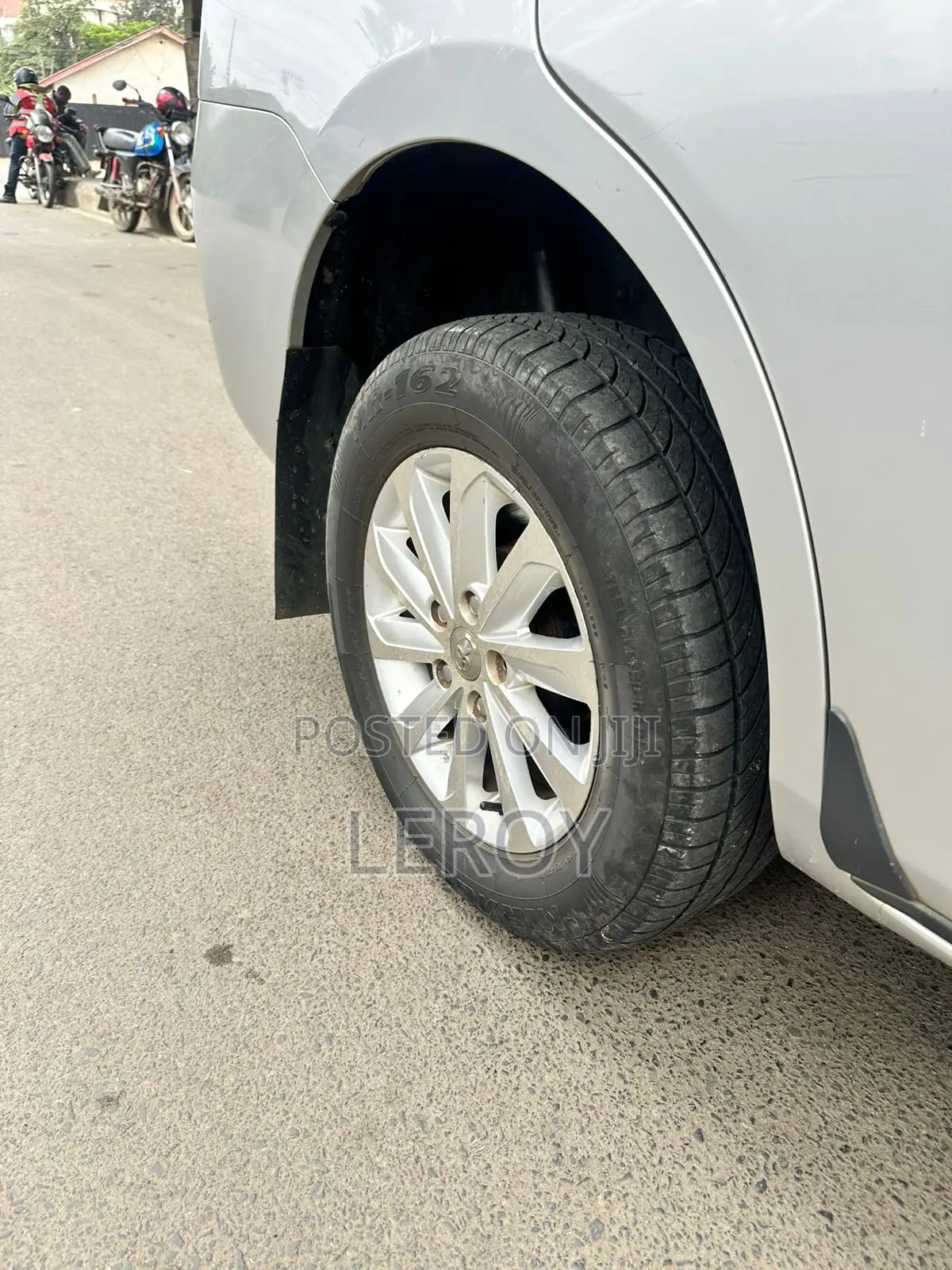 Toyota ISIS 1.8 L 2WD 2014 Silver