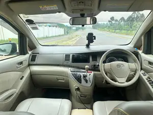 Toyota ISIS 1.8 L 2WD 2014 Silver