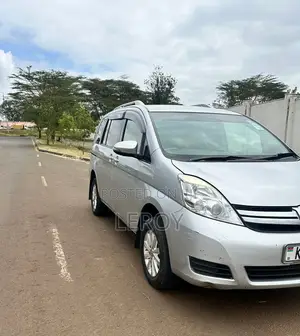 Toyota ISIS 1.8 L 2WD 2014 Silver