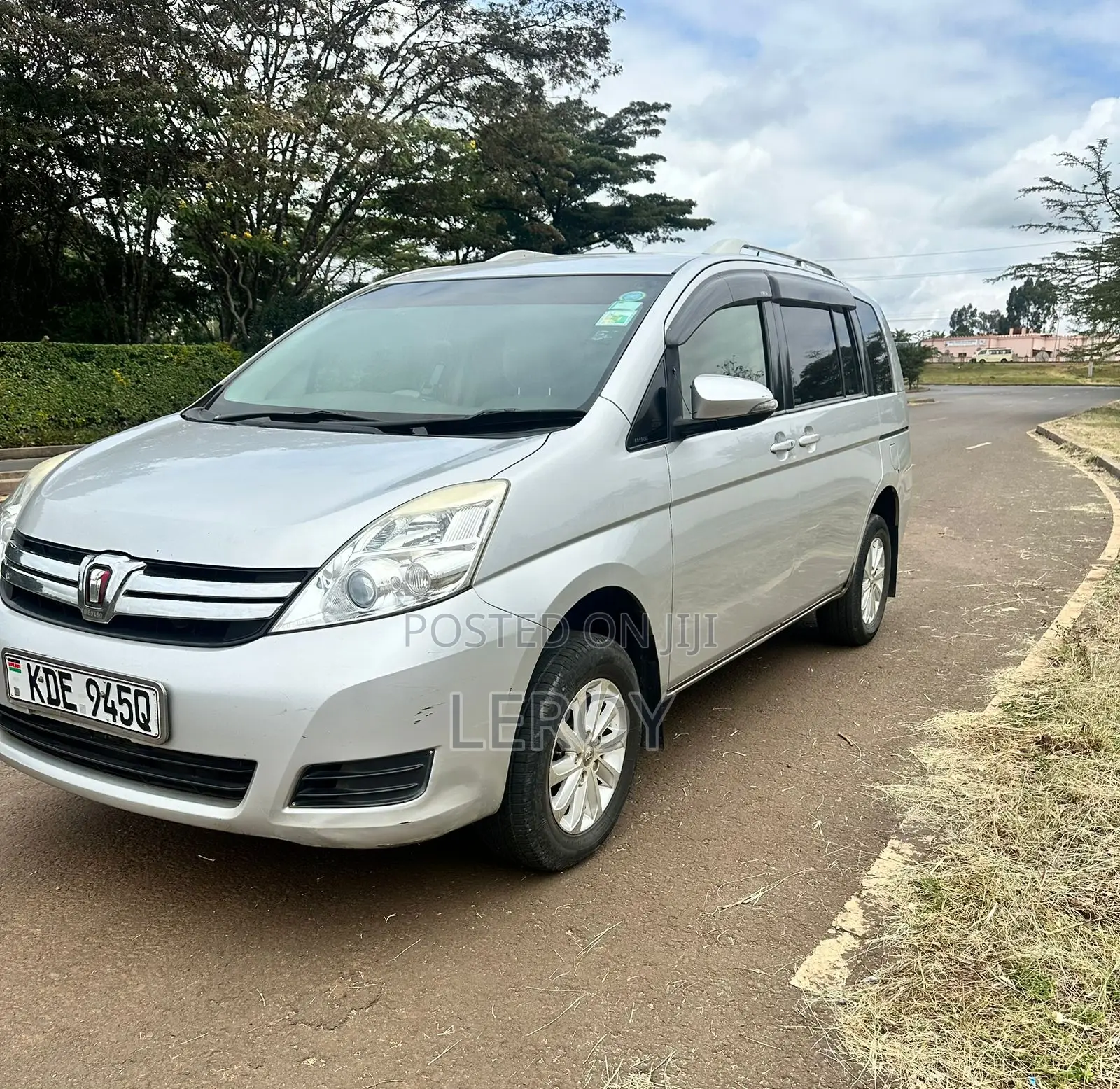 Toyota ISIS 1.8 L 2WD 2014 Silver