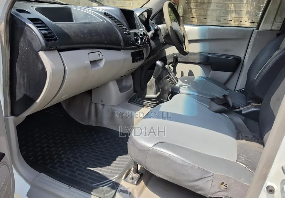 Mitsubishi L200 2009 White
