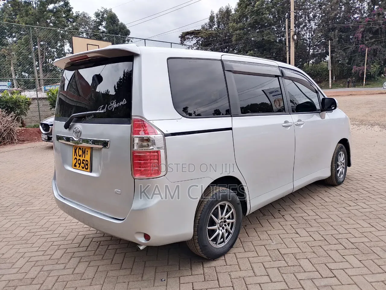 Toyota Noah 2010 Beige
