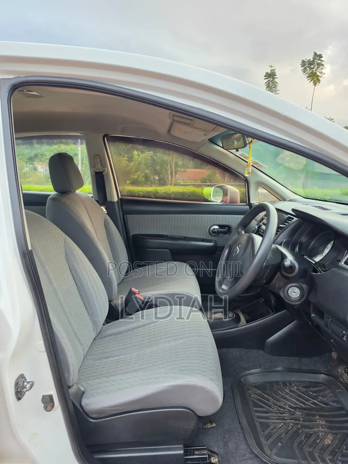 Nissan Tiida 2011 Silver