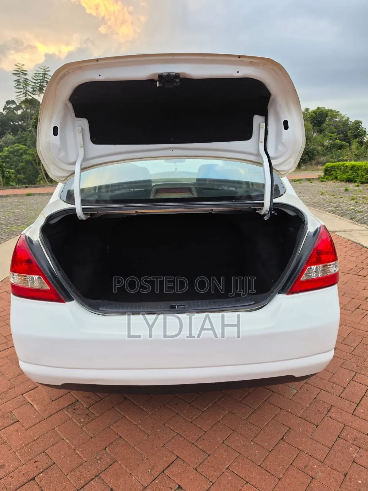 Nissan Tiida 2011 Silver