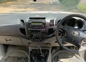 Toyota Hilux 2011 White