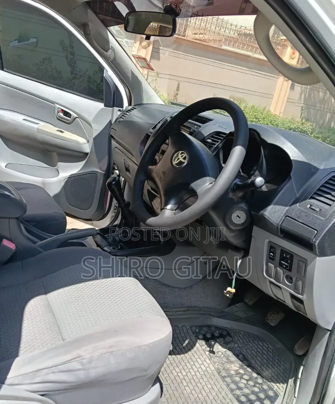 Toyota Hilux 2011 White