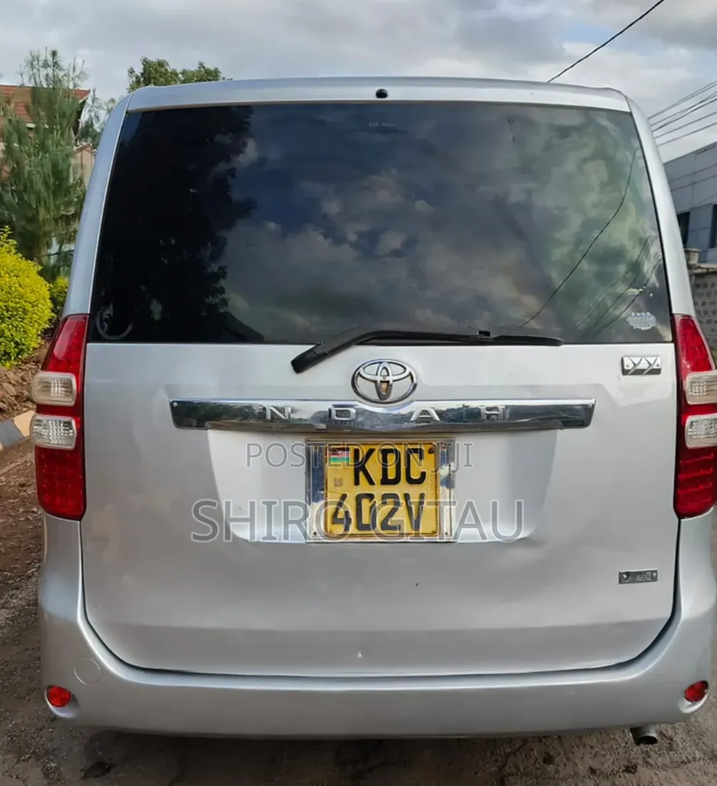 Toyota Noah 2013 Silver