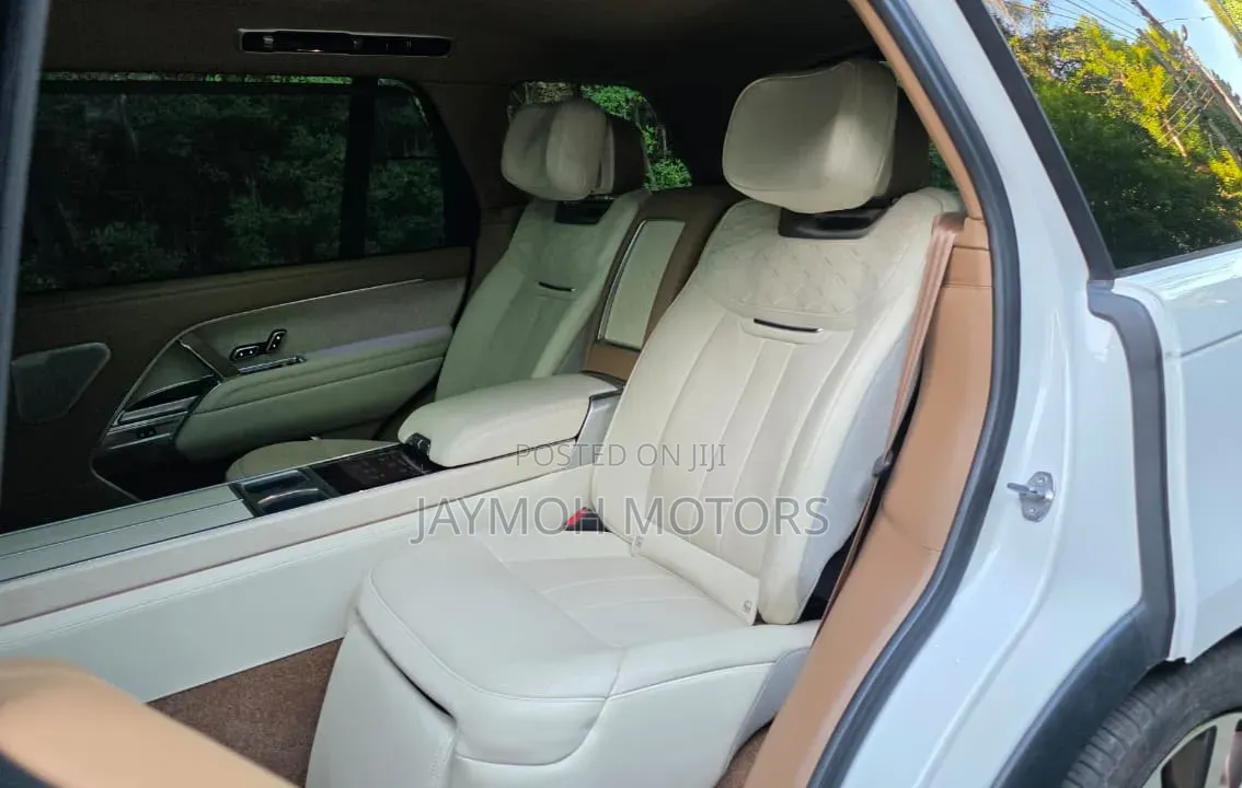 Land Rover Range Rover Vogue 2024 Gold