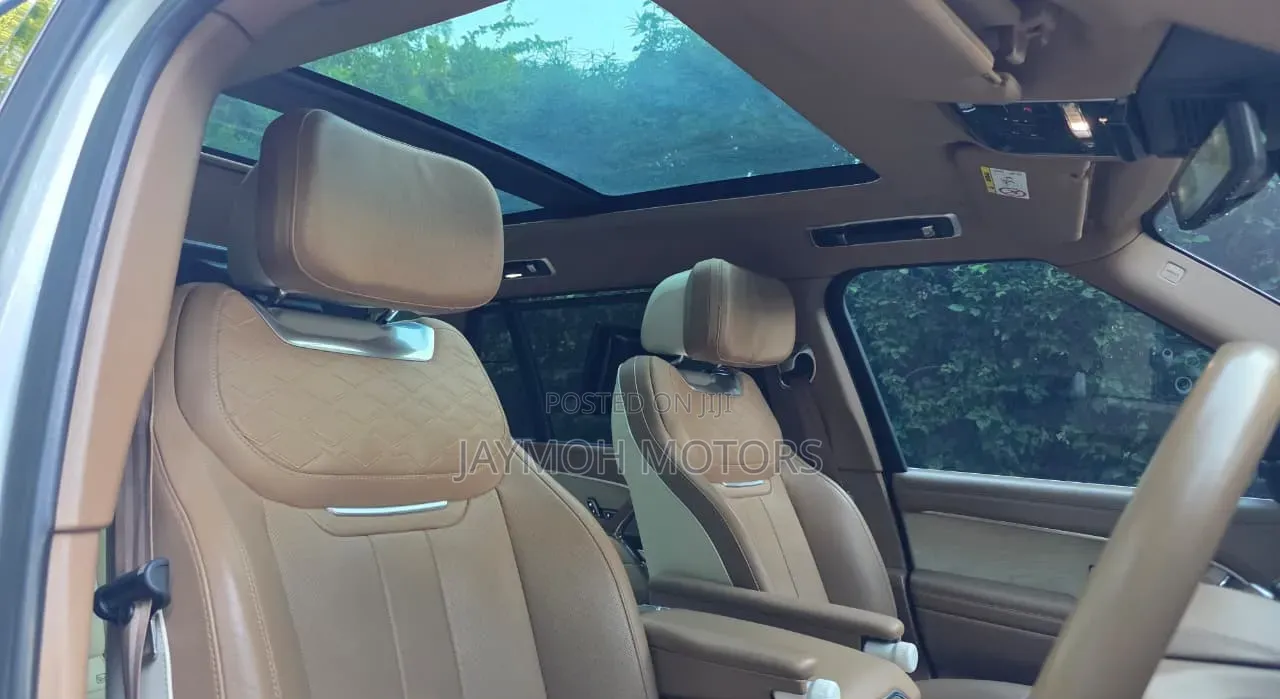 Land Rover Range Rover Vogue 2024 Gold