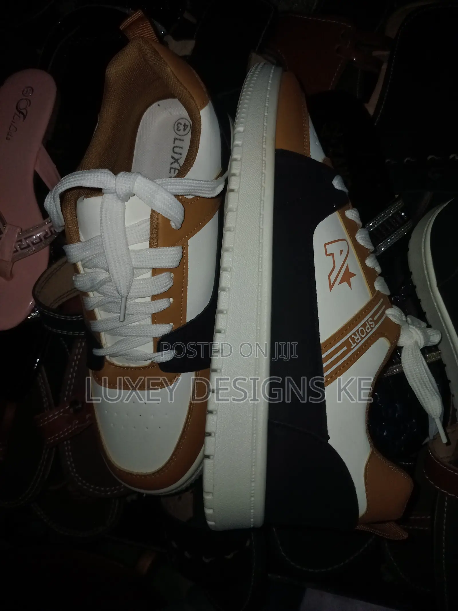 Unisex a Sports Sneakers