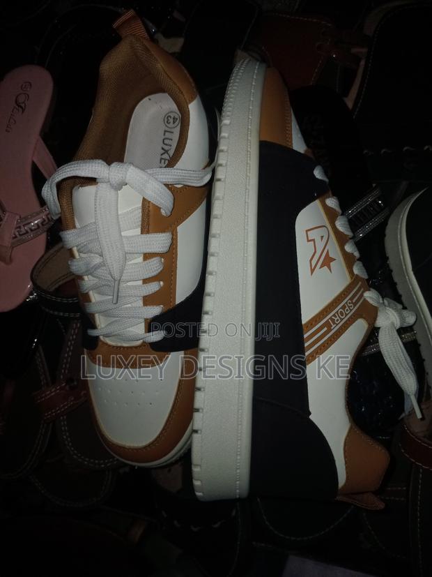 Unisex a Sports Sneakers