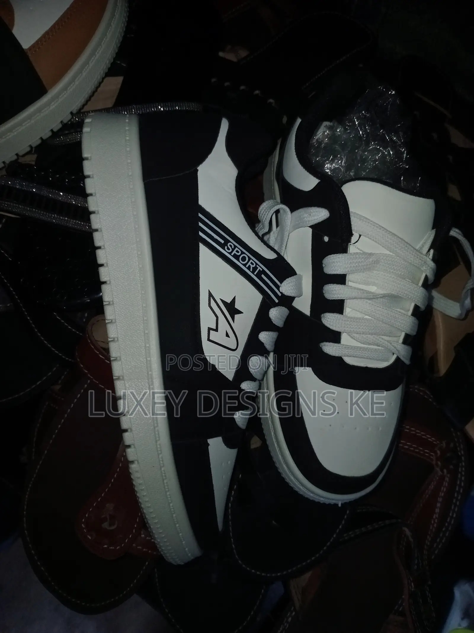 Unisex a Sports Sneakers