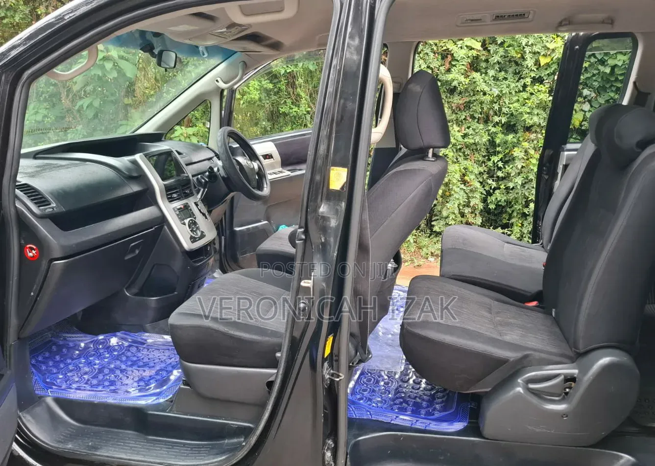 Toyota Noah 2012 Black