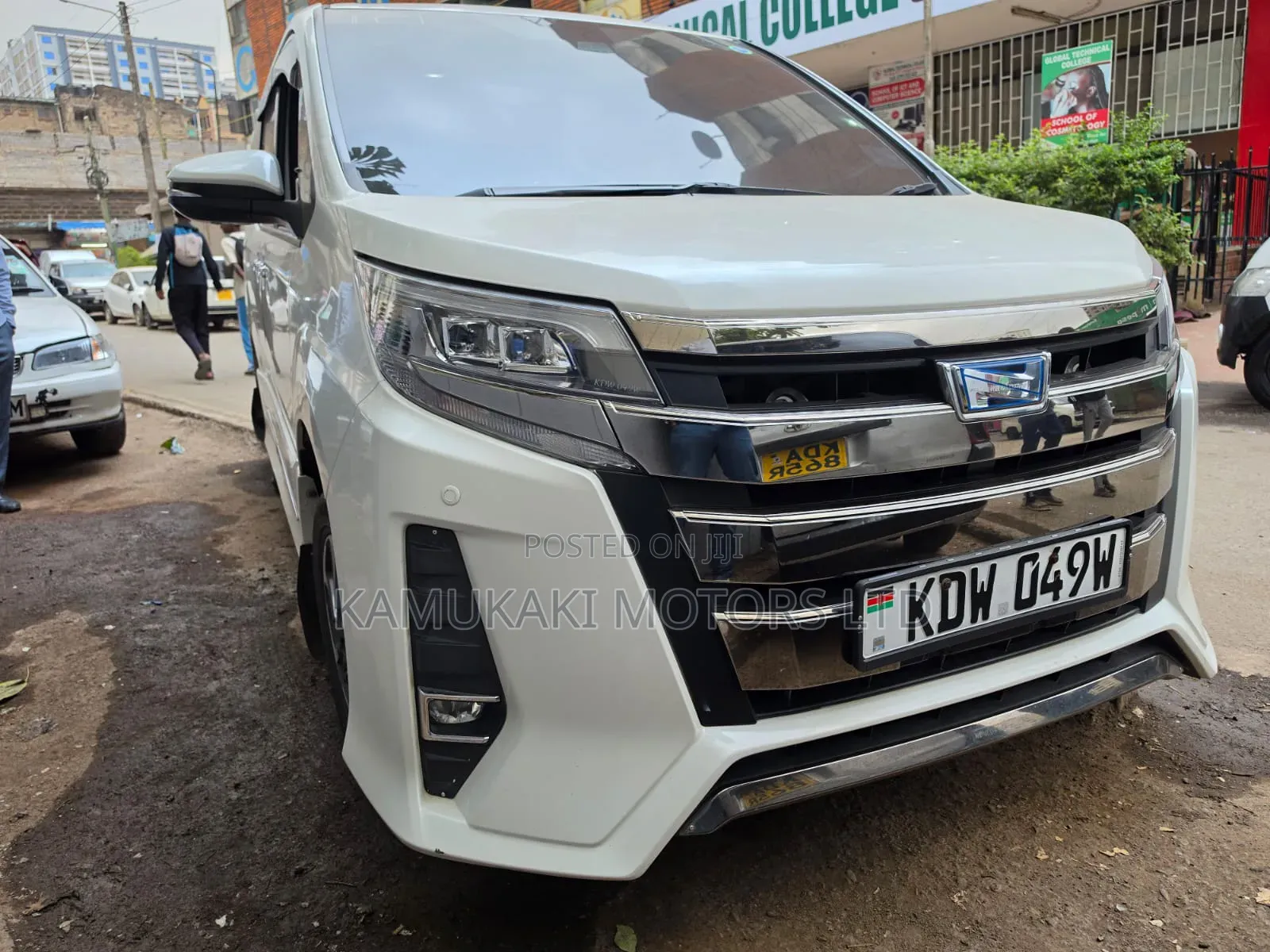 Toyota Noah 2018 White