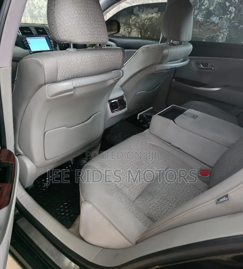 Toyota Crown 2012 Black