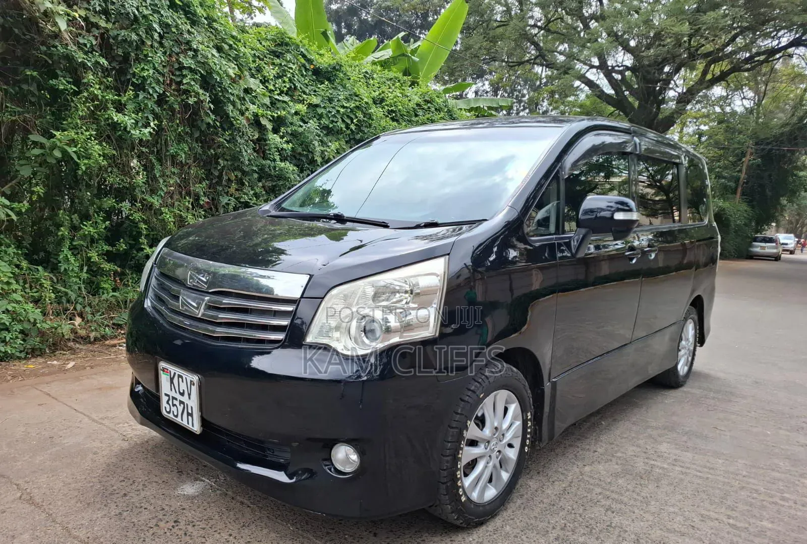Toyota Noah 2013 Silver