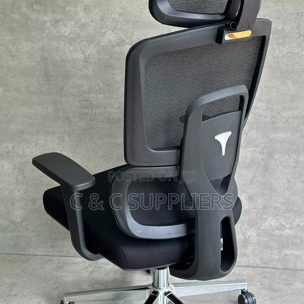 Ergonomic High Back Swivel Seat. - thumbnail 9