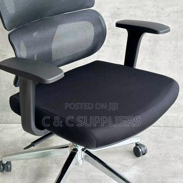Ergonomic High Back Swivel Seat. - thumbnail 10