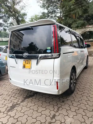 Toyota Esquire 2018 White