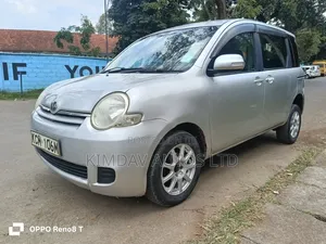 Toyota Sienta 2010 Silver